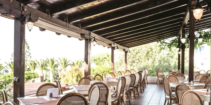 Hlavní restaurace s krásnou terasou servíruje od rána do noci řecké i mezinárodní speciality formou bufetu.
