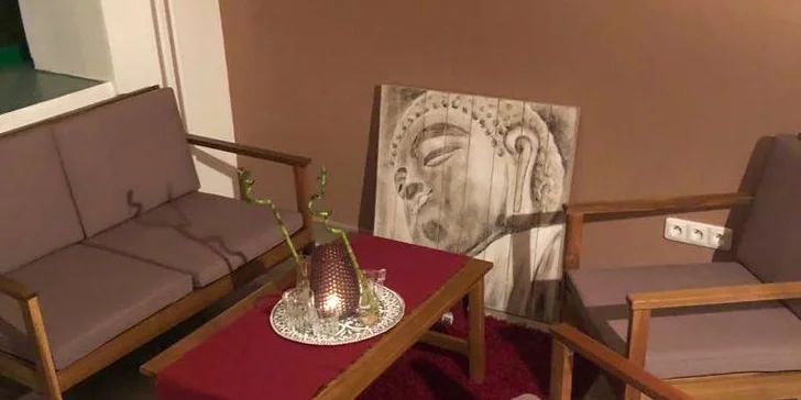Havajská masáž Lomi Lomi využívá rytmické pohyby po těle v tónech harmonické hudby.