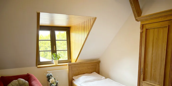 Rodinný apartmán číslo 5.  se dvěma pokoji: 1.pokoj manželská postel, 2. pokoj jednolůžko s možností přistýlky
