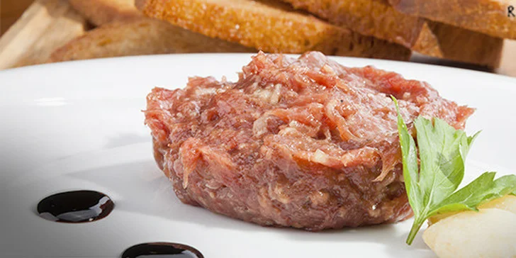 Výborný tatarák s 10 topinkami v restauraci Reno