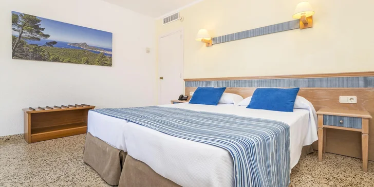 Ubytujete se ve 3* hotelu Globales Simar, hned u malého písečného zálivu. 