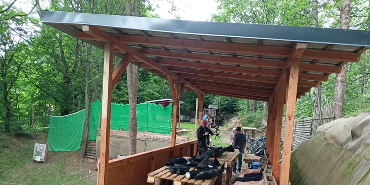 Pronájem střelnice nabízí navíc možnost využít ohniště přímo u terčů, takže po tréninku můžete opékat špekáčky a užít si pohodové odpoledne.