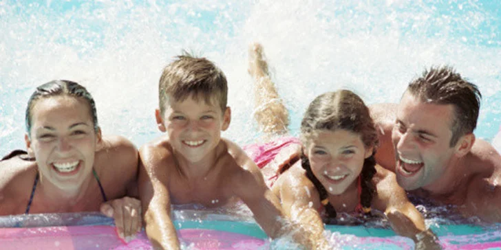 Celodenní plavání i relaxace v aqua centru pro dva