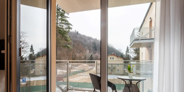 Dvoulůžkový apartmán má balkón, U Hrdliček je terasa. 
