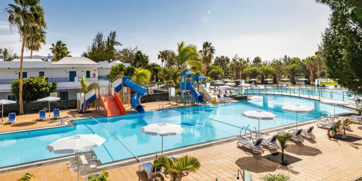 Pláž Dorada, která je z části písčitá a z části oblázková a má pozvolný vstup do moře, je vzdálená cca 700 m od hotelu. 
