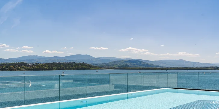 Bazén na střešní terase má krásný výhled na jezero.