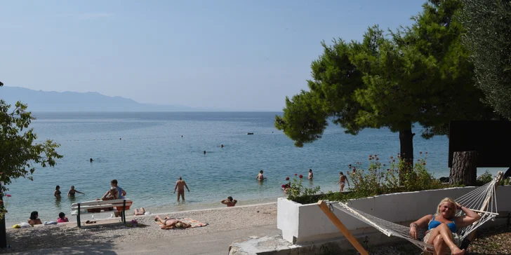 Resort má svou vlastní oblázkovou pláž s pozvolným vstupem do moře – z ubytování to budete mít cca 50 m.