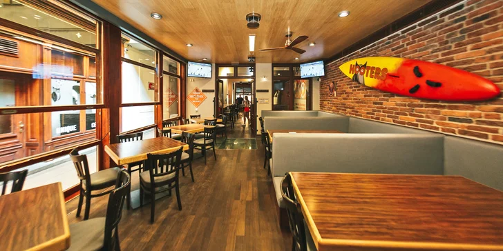 V centru Prahy (kousek od Můstku) se na vás těší v restauraci Hooters.