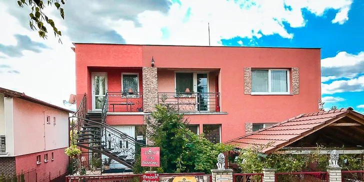 Penzión Podhájska sa nachádza v tichej uličke, v peknom prostredí so zeleňou len 300 m od Rímskych kúpeľov, termálneho kúpaliska a wellness centra Aquamarin.