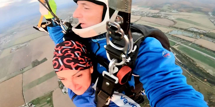 Darčeková poukážka platí na všetky typy tandemových zoskokov od LET NEBOM a uplatníte ju na vybraných letiskách na Slovensku.