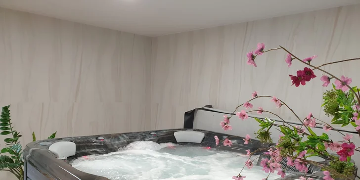 V areálu je také sauna a vířivka, do kterých si můžete zajít za příplatek.