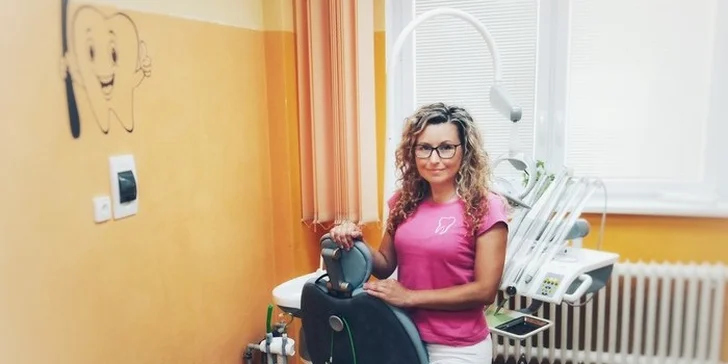 Hygienistka odstraní zubní povlak a kámen a naučí vás, jak o zuby správně pečovat. 