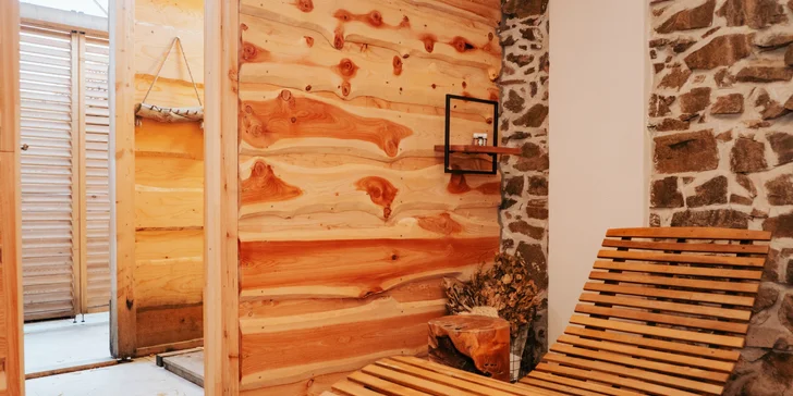 Sauna je dřevěná a disponuje výhledem na řeku.