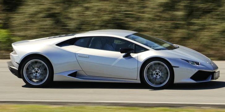 Můžete zasednout do tří Ferrari, Lamborghini Huracan, dvou Porsche nebo Chevroletu Corvette C8 či Nissanu GT-R Nismo i speed taxi.