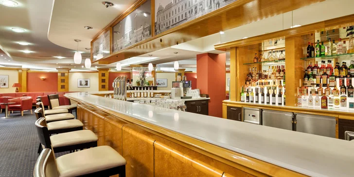 Hotel je zariadený v štýle dekoratívneho rokoka s prvkami moderného dizajnu, takže sa vám tu určite bude páčiť.