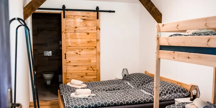 Čtyřlůžkový pokoj nabízí spaní i na palandě.