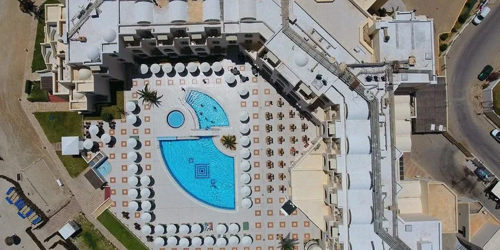 Na pláž je to od hotelu jen pár kroků.