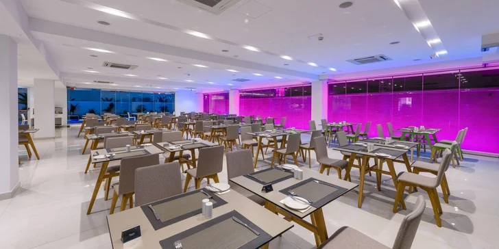 Na osvěžení si to zamiřte do lobby či pool baru, kde barmani míchají drinky, které jsou stejně trendy jako interiér hotelu.
