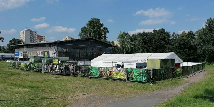 K mání jsou vstupenky pro zvídavá dítka i dospělé, kteří z lásky k dinosaurům ještě tak úplně nevyrostli. 