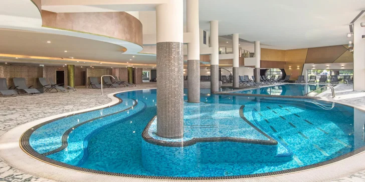 Luxusní rodinný pobyt u Balatonu: vlastní pláž, polopenze a neomezený vstup do 2 wellness center