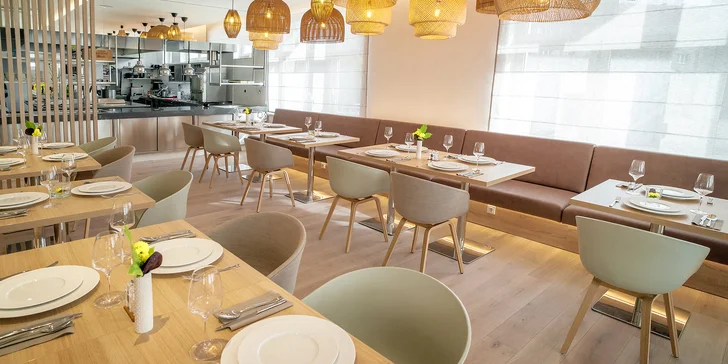 Tým restaurace vám pod taktovkou šéfkuchaře Romana Dolejše, který působil i v restauracích s Michelinskou hvězdou, přichystá nevšední požitek.