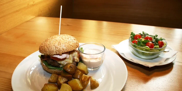 2× Royal burger a 2× salát v Jiné krajině