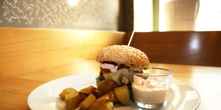 2× Royal burger a 2× salát v Jiné krajině