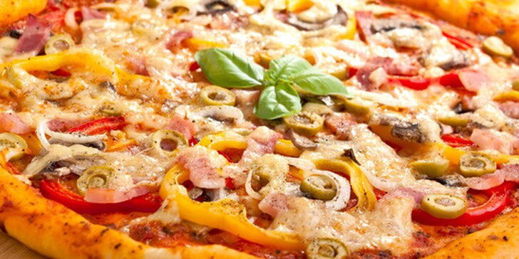 50% sleva na znamenitou obří pizzu až pro 4 osoby