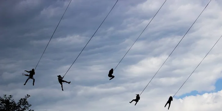 Adrenalinový seskok a zhoupnutí z mostu Swing Jump