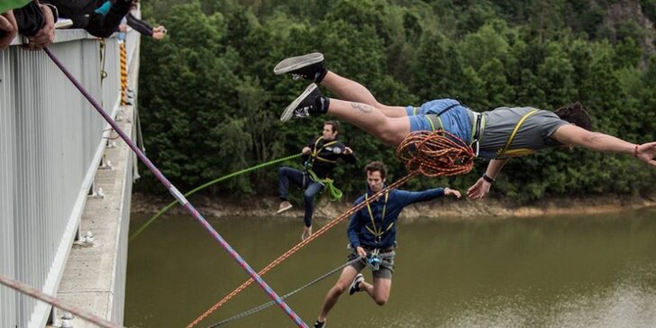 Adrenalinový seskok a zhoupnutí z mostu Swing Jump