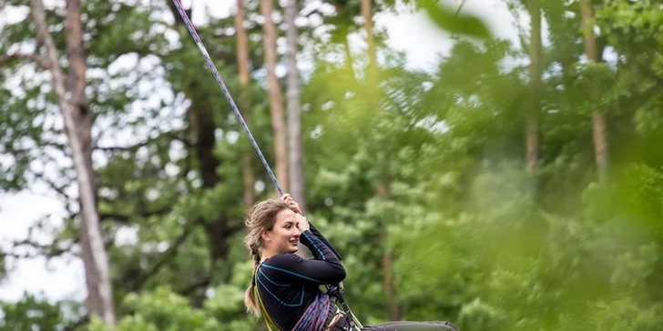 Adrenalinový seskok a zhoupnutí z mostu Swing Jump