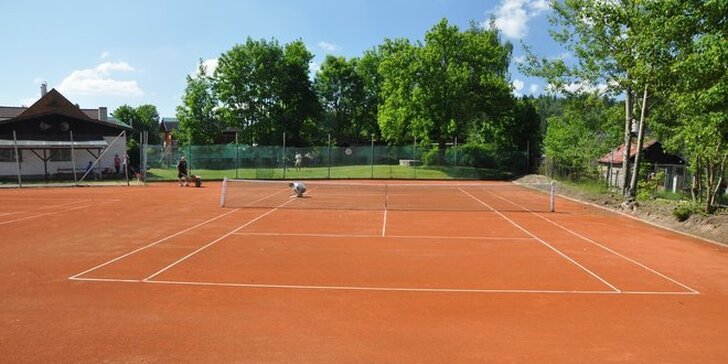 Tenis s trenérem nebo sparing partnerem včetně pronájmu kurtu