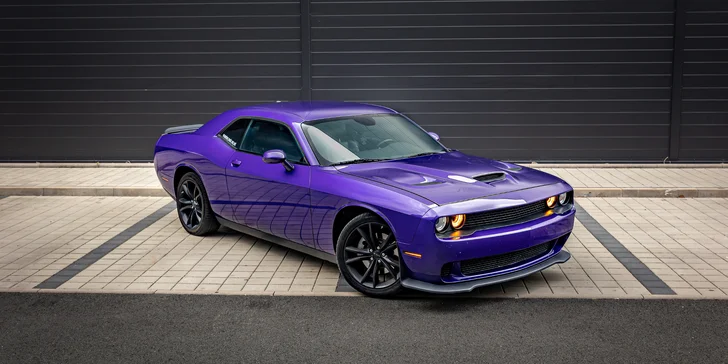 Nabušený Dodge Challenger s výkonem 375 koní: spolujízda, řízení i zapůjčení
