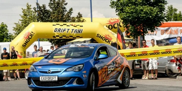 Jízda v supersportech nebo driftování na letišti