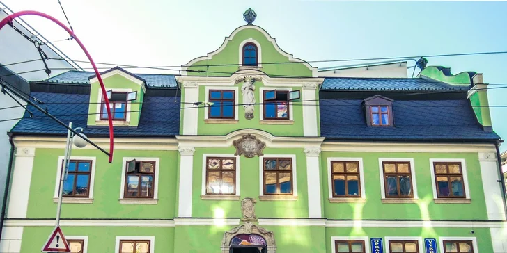 Zmrzlinový pohár s čerstvými jahodami a šlehačkou