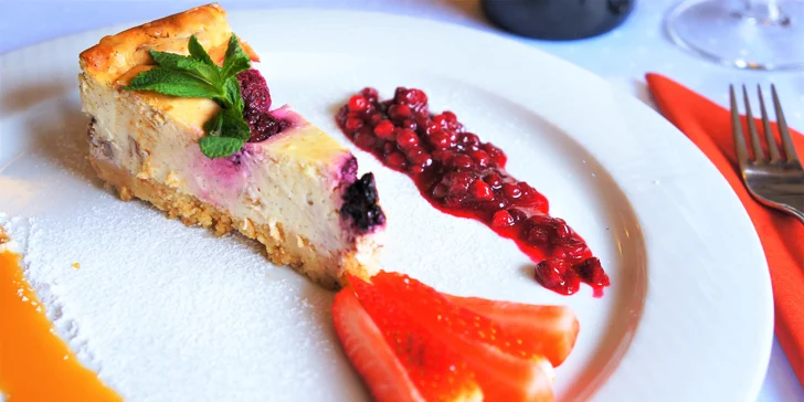 A nechybí ani sladká tečka na závěr: pečený cheesecake s malinovým coulis u menu pro 1 osobu (na obrázku), nebo čokoládové brownies u menu pro 2 osoby.
