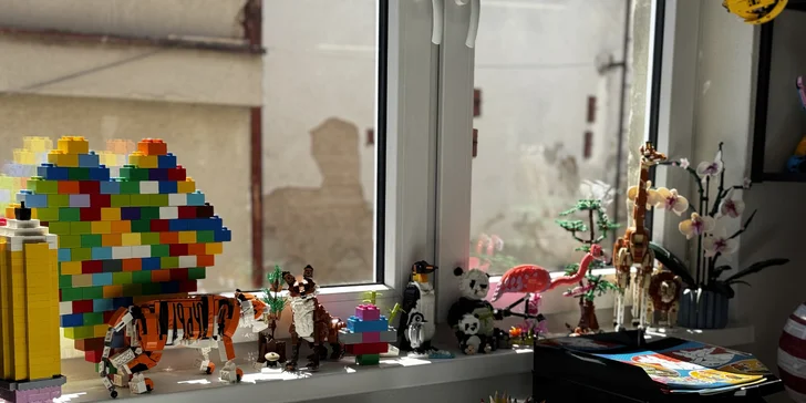 Je tu pohodlné sezení, kde si můžete odpočinout a užít si příjemné chvíle s rodinou a přáteli.