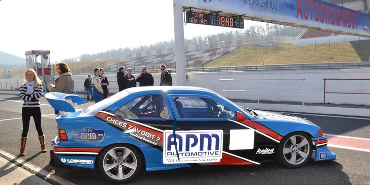 Jízda v závodním BMW na okruhu v Mostě