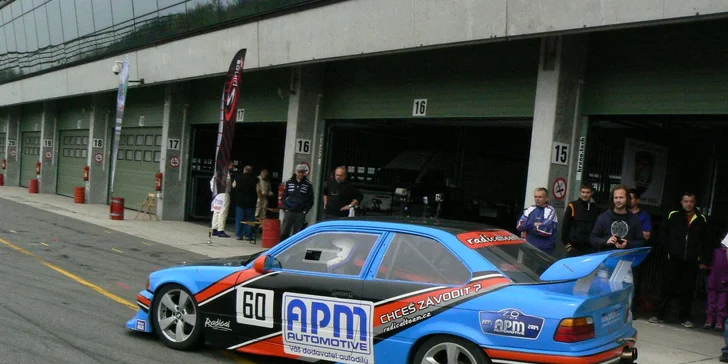 Jízda v závodním BMW na okruhu v Mostě