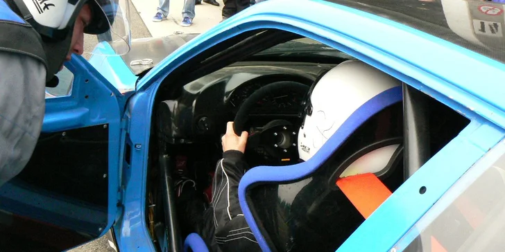 Jízda v závodním BMW na okruhu v Mostě