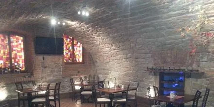 2 pizzy čerstvě vytažené z pravé kamenné pece
