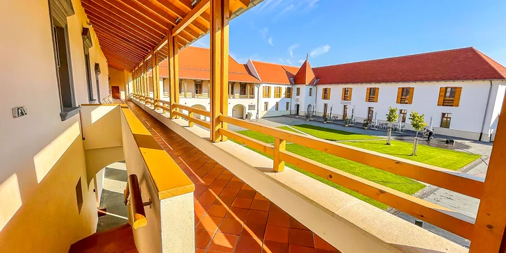 Každý z pokojů je v něčem speciální, vstup do nich je přes ambit, odkud je jedinečný výhled na nádvoří.