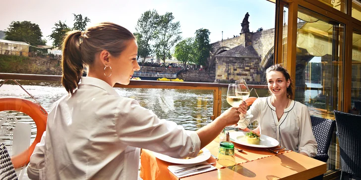 Otevřený voucher na 700, 1000 nebo 1500 Kč do restaurace s výhledem na Karlův most