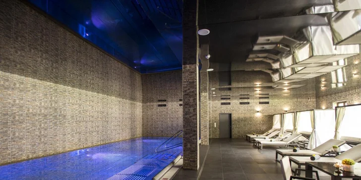 Ve wellness budete relaxovat ve vnitřním zážitkovém bazénu o rozměru 5 × 15 m a teplotě 28 °C.