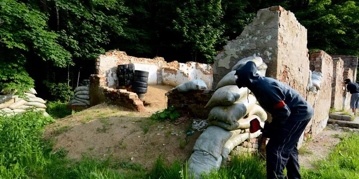 Půl dne nabité adrenalinem – paintball a archery game