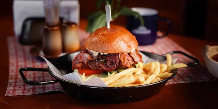 Pečená bravčová krkovička alebo burger s hovädzím či kuracím mäsom a hranolčekmi