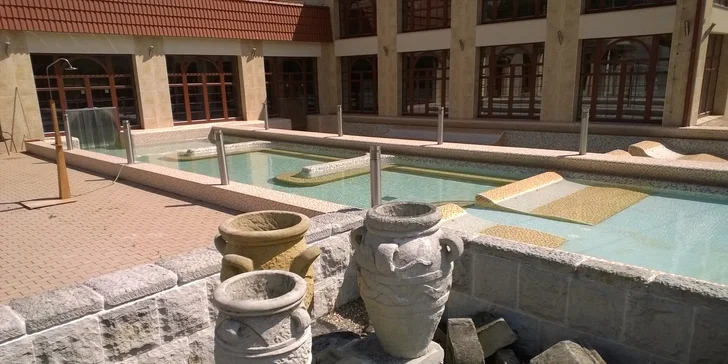 Wellness odpočinek s masáží pro dva v termálních lázních