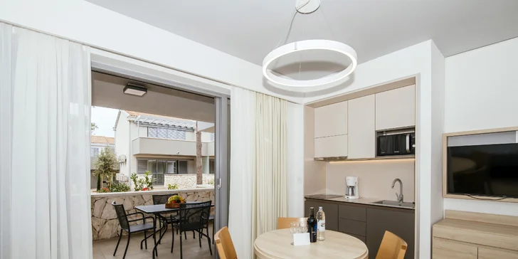 Štúdio je jednoposchodová izba, apartmány ponúkajú navyše obývaciu izbu, ten najväčší potom aj druhú spálňu.