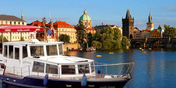 Romantická hodinová plavba po Vltavě PRO DVA nebo 3hodinová večerní plavba pro celou partu! Pěkný zážitek i nový pohled na Prahu.