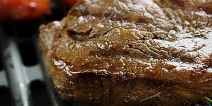 169 Kč za mix grilovaného masa PRO DVA. Hovězí svíčková, vepřová panenka, kuřecí steak a příloha, celkem 400 g masa pro vaše pochutnání.